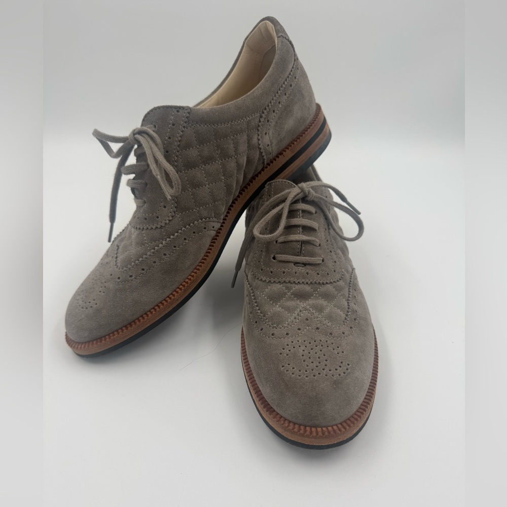 Classic Chanel suede oxfords 💕 - Picture 2 of 8